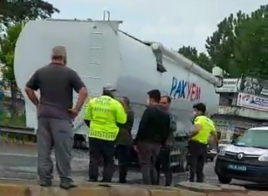 Tanker yerinden çıktı; D-100 kilitlendi