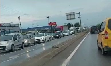 Tanker yerinden çıktı; D-100 kilitlendi