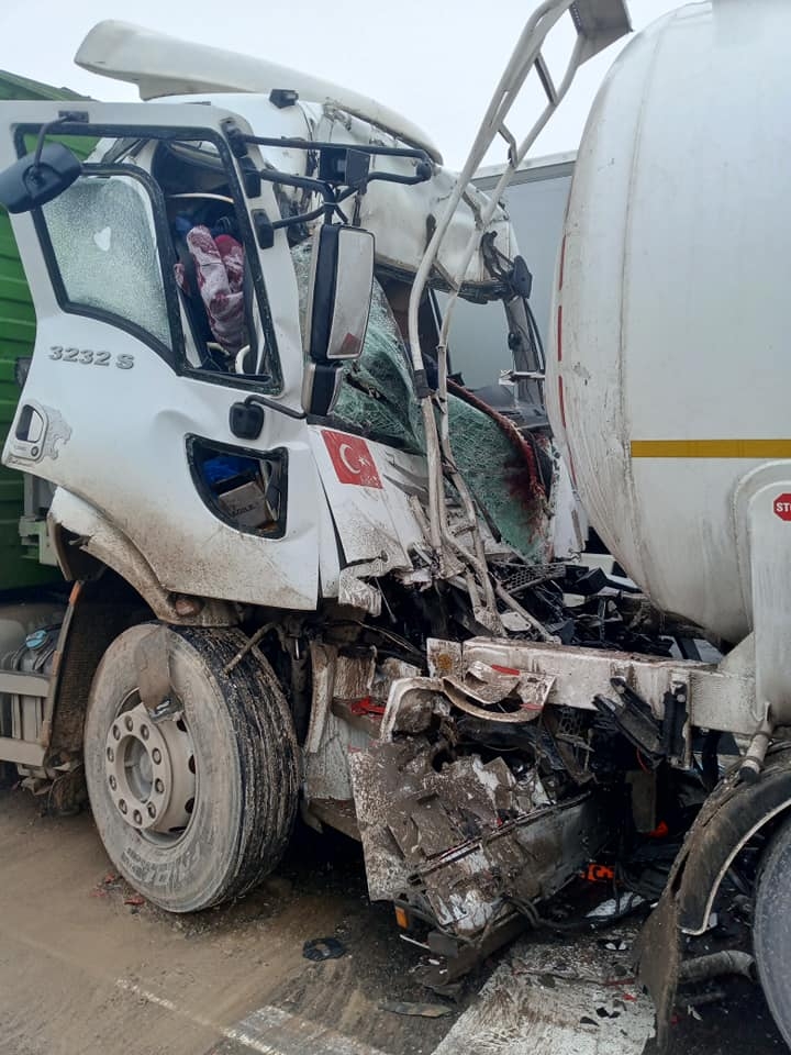 tankere-carpan-kamyonun-surucusu-agir-yaralandids9nl2rprk