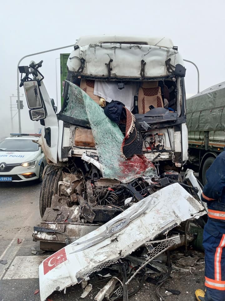 tankere-carpan-kamyonun-surucusu-agir-yaralandids9nl2rprk