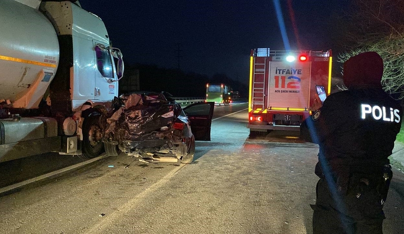 Tankerin çarptığı otomobil kağıt gibi ezildi: 1 yaralı