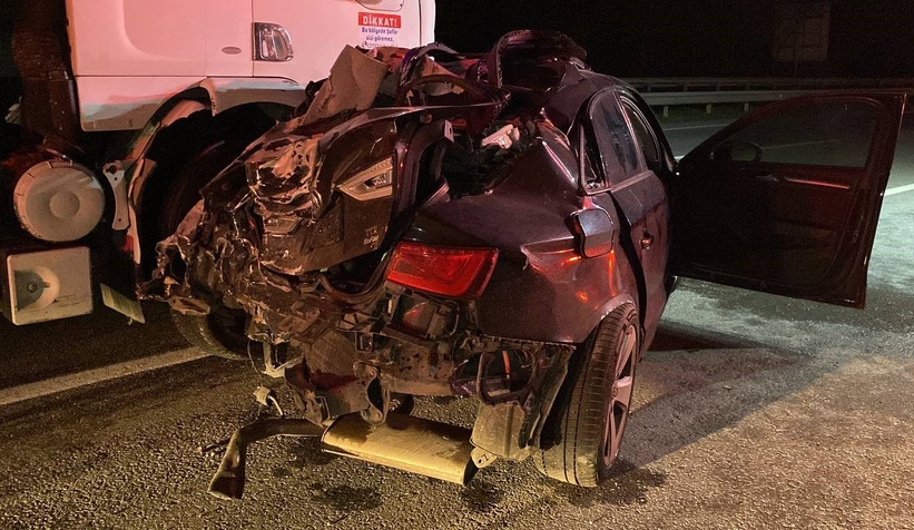 Tankerin çarptığı otomobil kağıt gibi ezildi: 1 yaralı