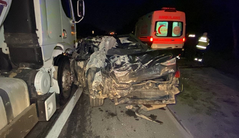 Tankerin çarptığı otomobil kağıt gibi ezildi: 1 yaralı