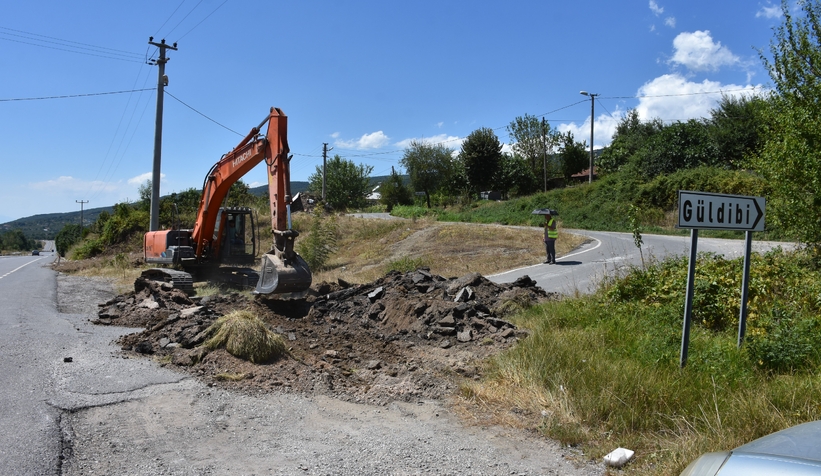 Tapulu yerim diyerek yolu kazıp trafiğe kapadı