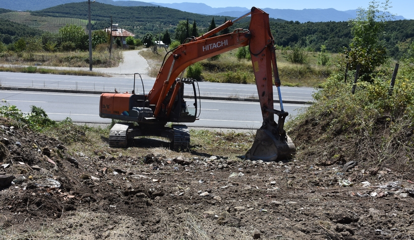 Tapulu yerim diyerek yolu kazıp trafiğe kapadı