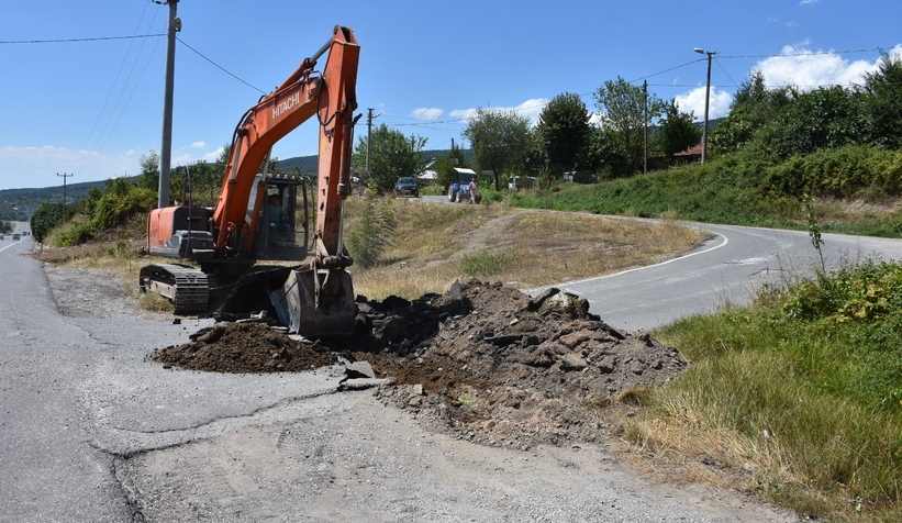 Tapulu yerim diyerek yolu kazıp trafiğe kapadı