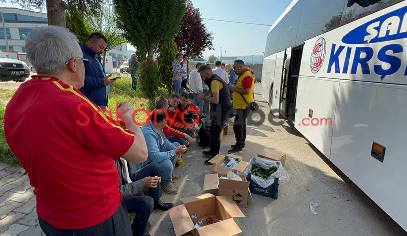 Taraftarlar otobanı savaş alanına çevirdi  