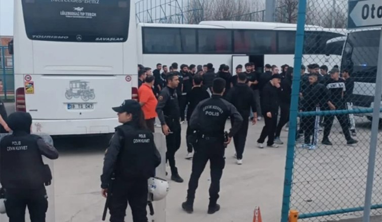 taraftarlar-satir-ve-doner-bicaklari-ile-yakalandislq5tfexcl