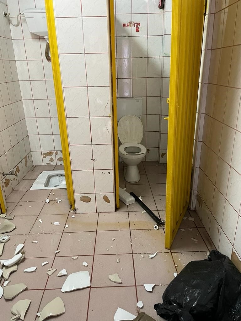 Taraftarlar stadyumu savaş alanına çevirdi