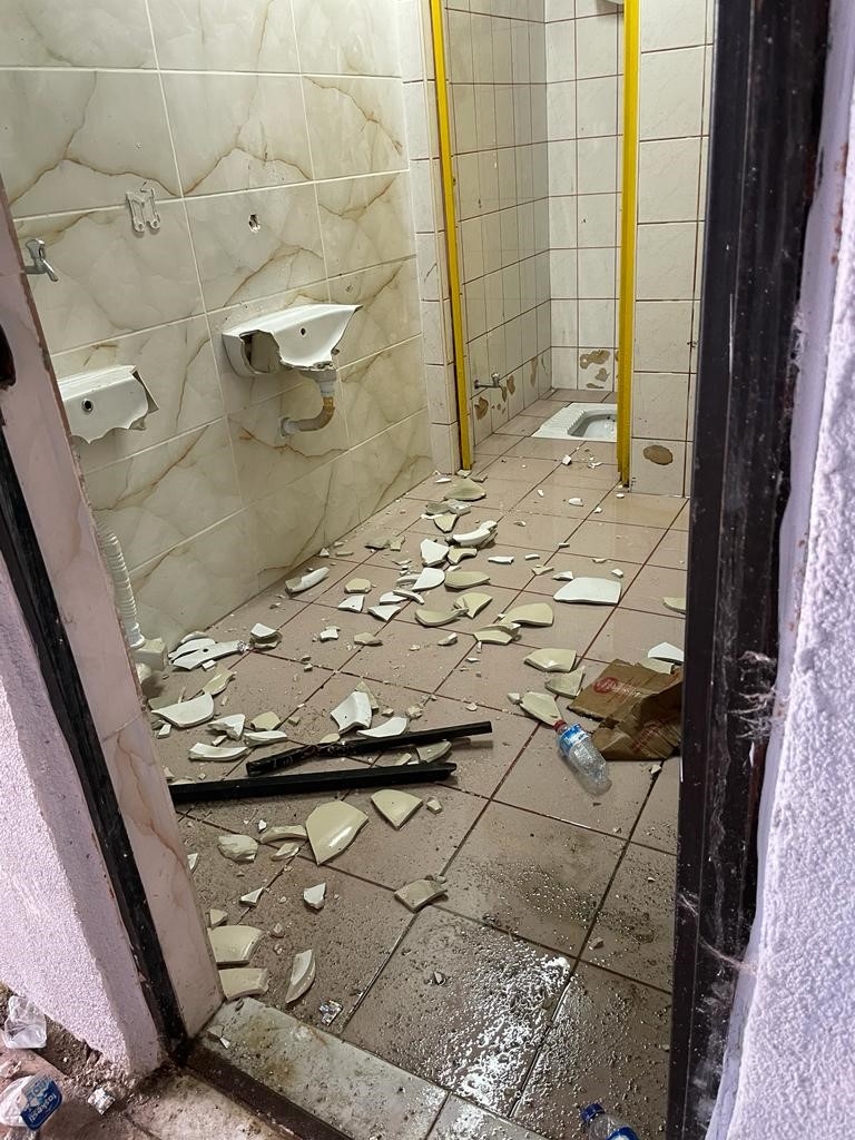 Taraftarlar stadyumu savaş alanına çevirdi