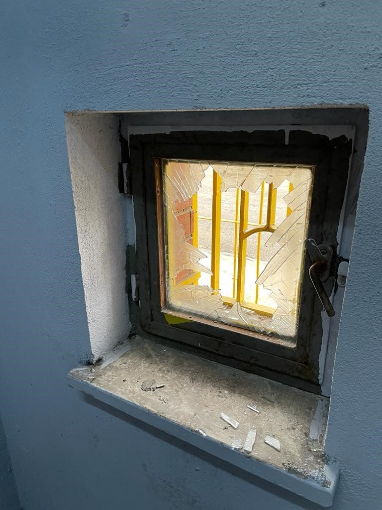 Taraftarlar stadyumu savaş alanına çevirdi