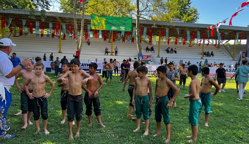 Tarihi Akbalık Yağlı Güreşleri başladı