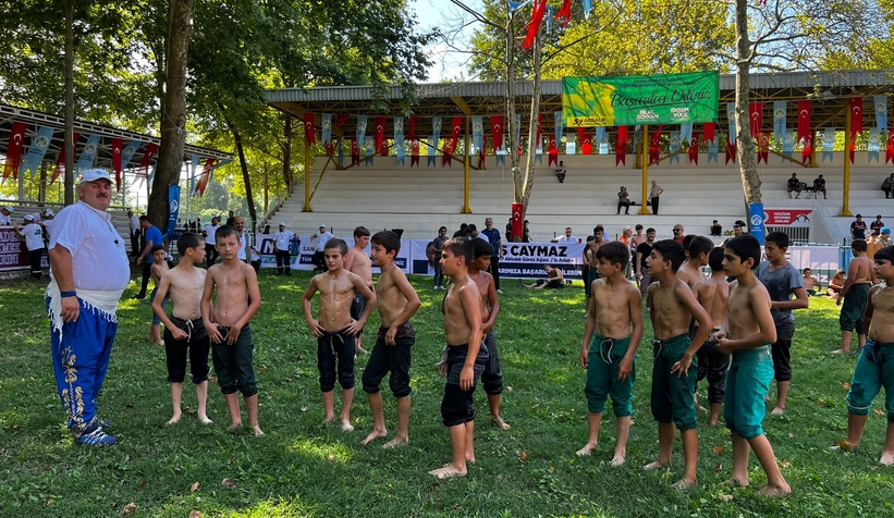 Tarihi Akbalık Yağlı Güreşleri başladı
