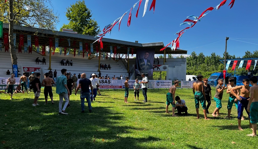 Tarihi Akbalık Yağlı Güreşleri başladı