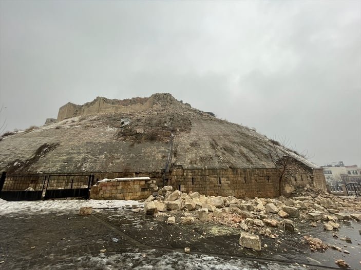 Tarihi Gaziantep Kalesi, depremde yıkıldı