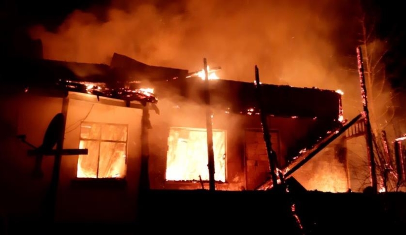 Tarihi köy evi alev alev yandı