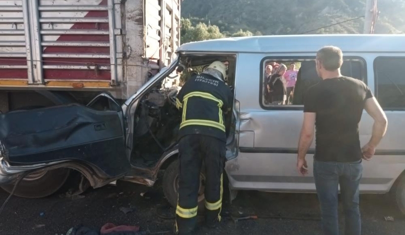 Tarım işçilerini taşıyan minibüs kaza yaptı: 1'i ağır 12 yaralı