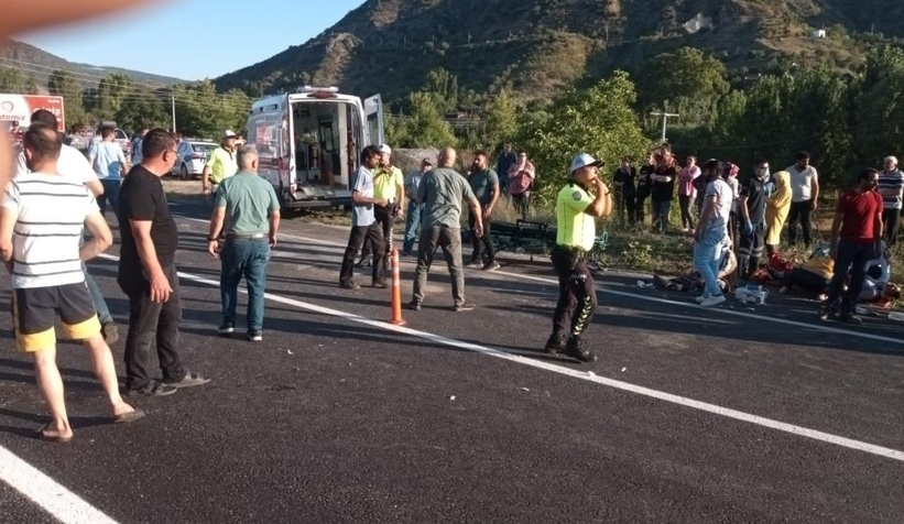Tarım işçilerini taşıyan minibüs kaza yaptı: 1'i ağır 12 yaralı