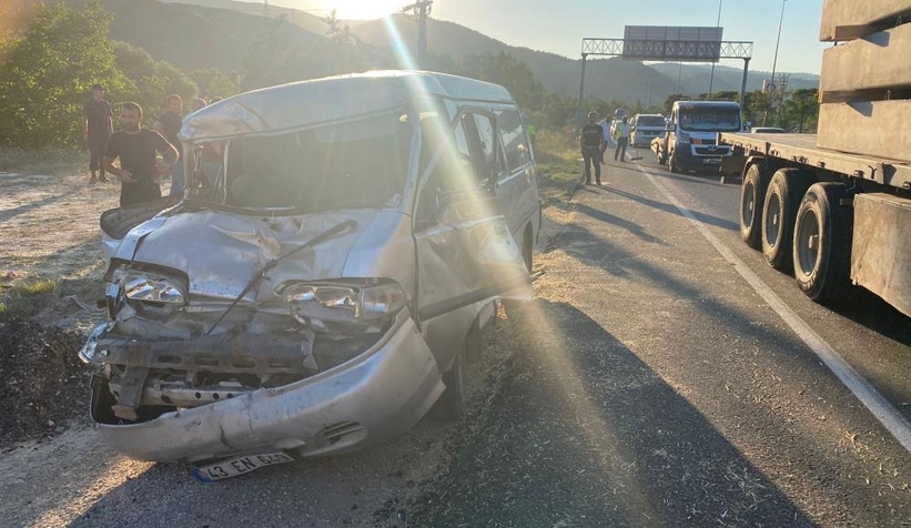 Tarım işçilerini taşıyan minibüs kaza yaptı: 1'i ağır 12 yaralı