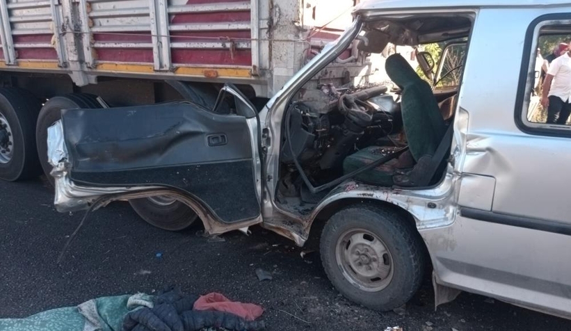 Tarım işçilerini taşıyan minibüs kaza yaptı: 1'i ağır 12 yaralı