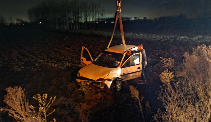 tarlaya-ucan-otomobilde-can-pazari-saglikci-tarlaya-inip-seferber-olduzkhjztdxn1