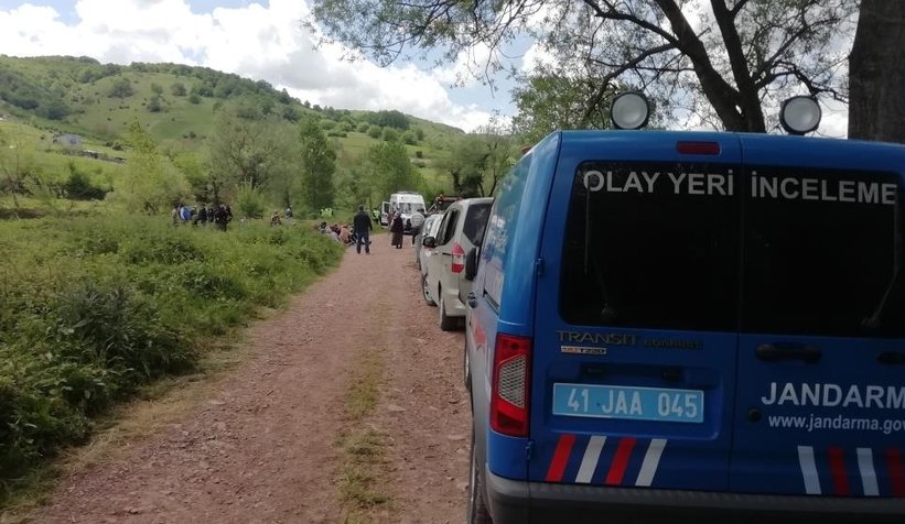 Tartıştığı karı kocayı tarlada tüfekle öldürdü