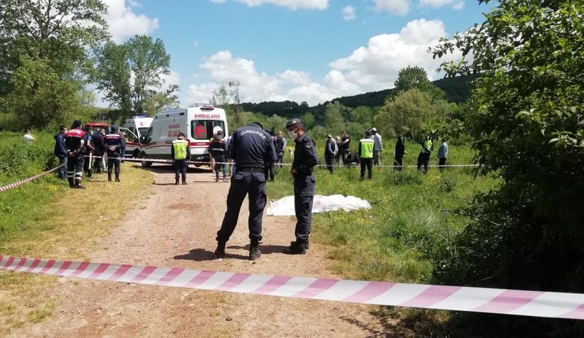 Tartıştığı karı kocayı tarlada tüfekle öldürdü