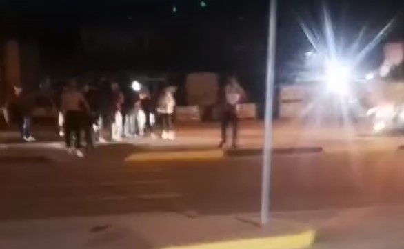 Tartıştıkları 3 kişiyi darp ettiler