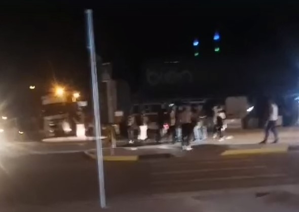 Tartıştıkları 3 kişiyi darp ettiler