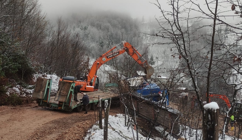 Taş kırma makinesi tırın üzerine devrildi