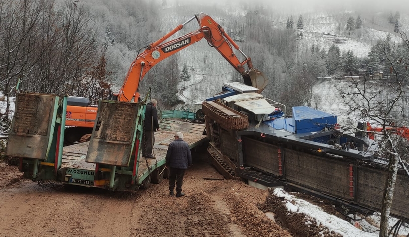 Taş kırma makinesi tırın üzerine devrildi