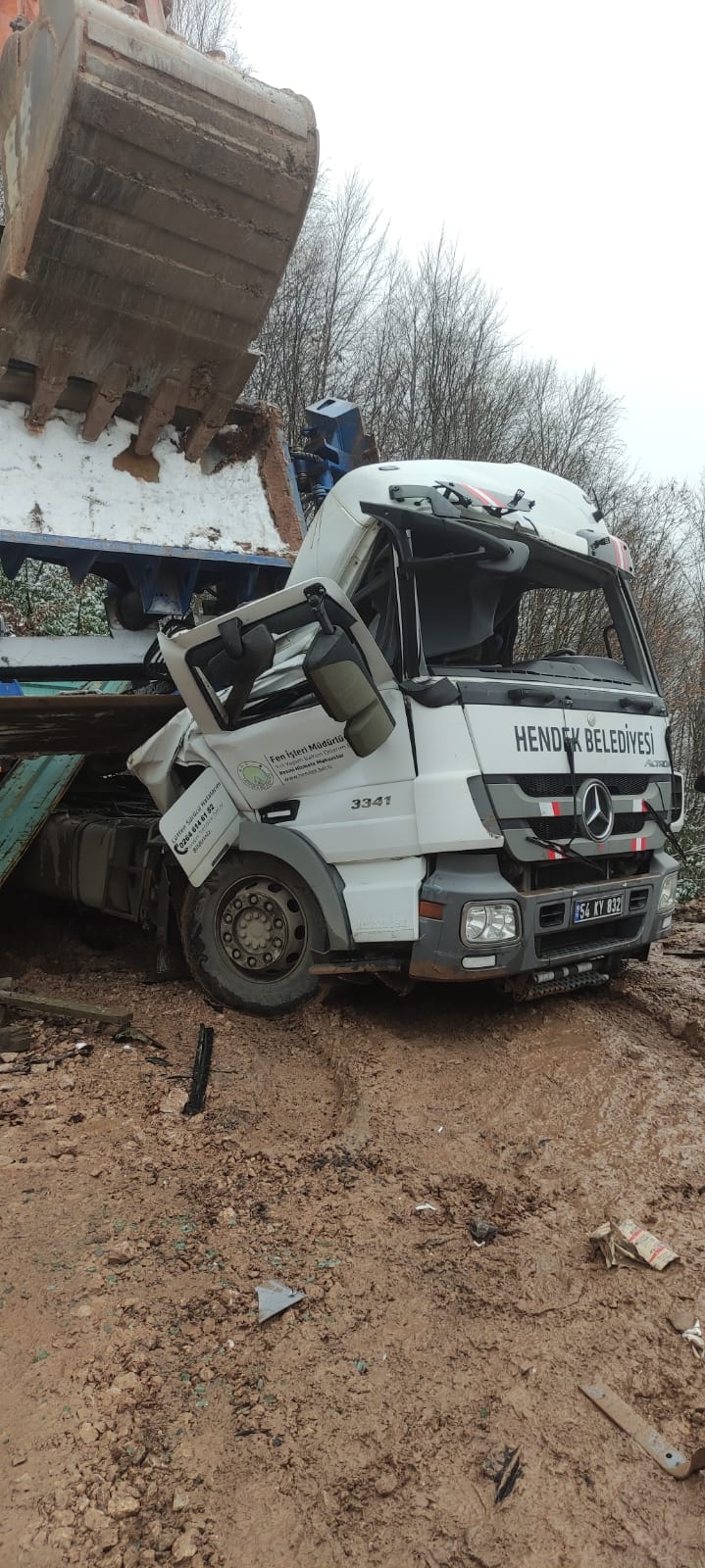 Taş kırma makinesi tırın üzerine devrildi
