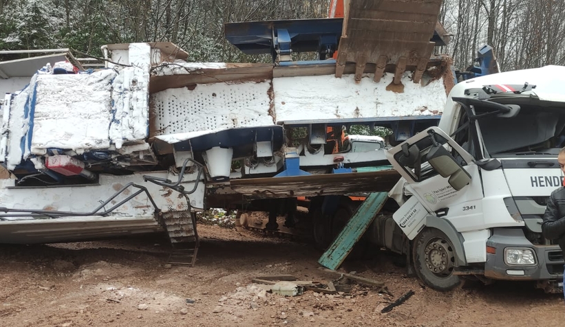 Taş kırma makinesi tırın üzerine devrildi