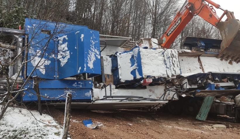 Taş kırma makinesi tırın üzerine devrildi