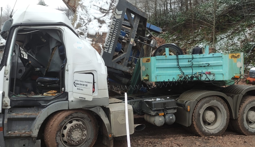 Taş kırma makinesi tırın üzerine devrildi