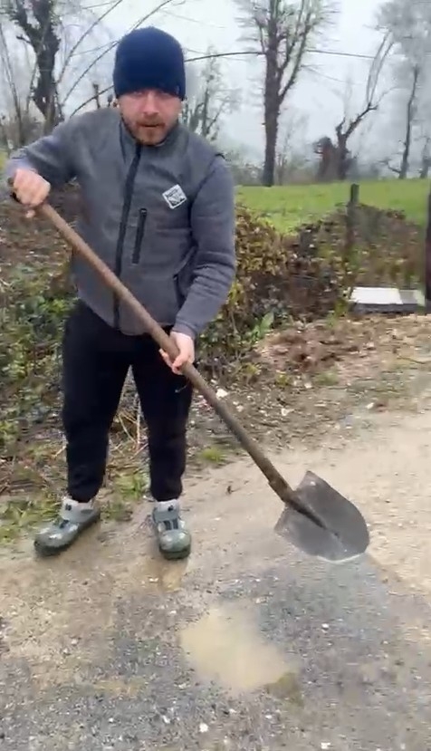 Taşağıl'da bayram günü vatandaş yoldaki çukurları kapatıyor