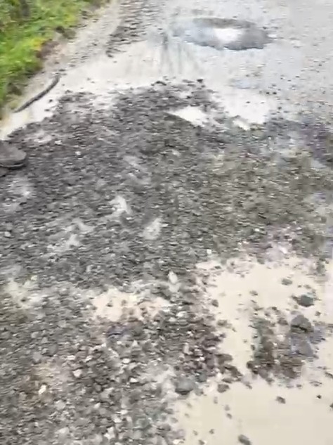 Taşağıl'da bayram günü vatandaş yoldaki çukurları kapatıyor