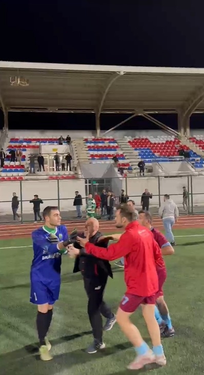 Taşburun-Beşköprü maçında saha boks ringine döndü