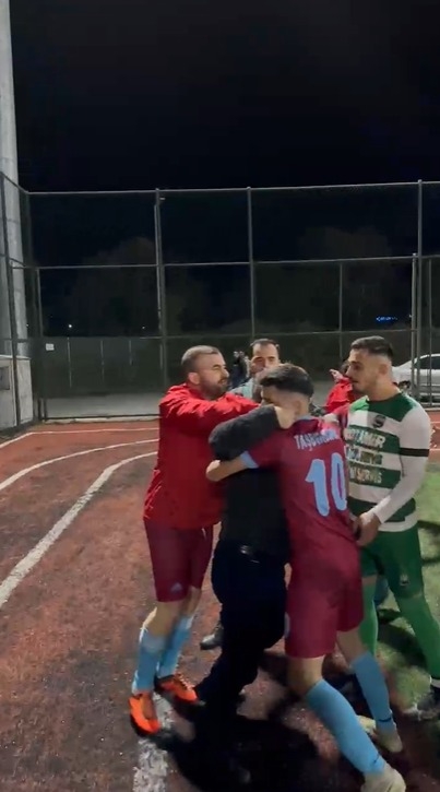 Taşburun-Beşköprü maçında saha boks ringine döndü