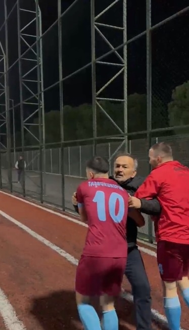 Taşburun-Beşköprü maçında saha boks ringine döndü