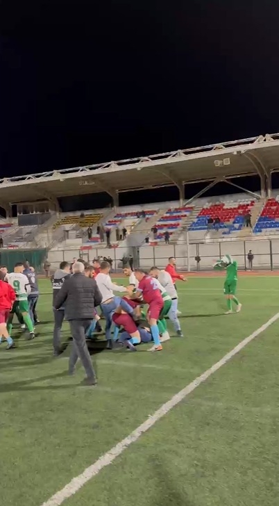 Taşburun-Beşköprü maçında saha boks ringine döndü