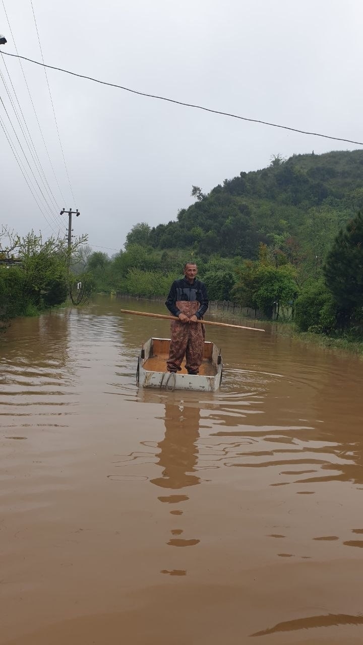 Taşkının yaşandığı mahallede ulaşımı kayıkla sağladı