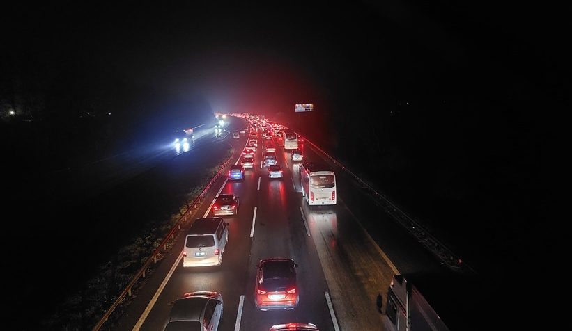 tatilciler-sakarya-gecisinde-kilometrelerce-arac-kuyrugu-olusturdury9bwhrjmn