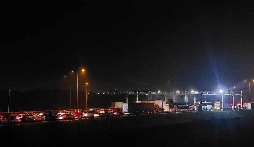 tatilciler-sakarya-gecisinde-kilometrelerce-arac-kuyrugu-olusturdury9bwhrjmn