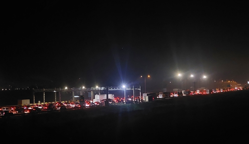 tatilciler-sakarya-gecisinde-kilometrelerce-arac-kuyrugu-olusturdury9bwhrjmn