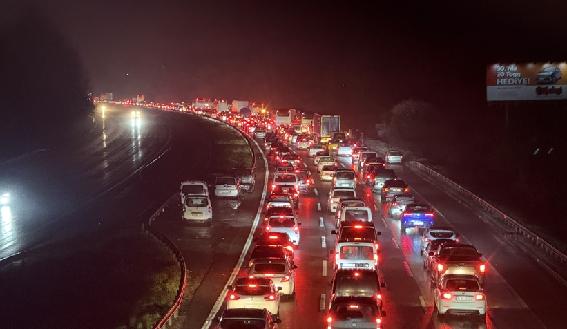 tatilciler-sakarya-gecisinde-kilometrelerce-arac-kuyrugu-olusturdury9bwhrjmn