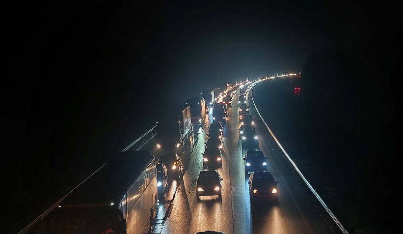 tatilciler-sakarya-gecisinde-kilometrelerce-arac-kuyrugu-olusturdury9bwhrjmn