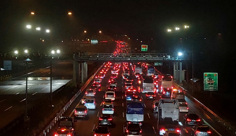 tatilciler-sakarya-gecisinde-kilometrelerce-arac-kuyrugu-olusturdury9bwhrjmn