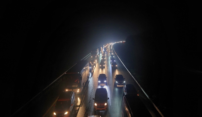 tatilciler-sakarya-gecisinde-kilometrelerce-arac-kuyrugu-olusturdury9bwhrjmn