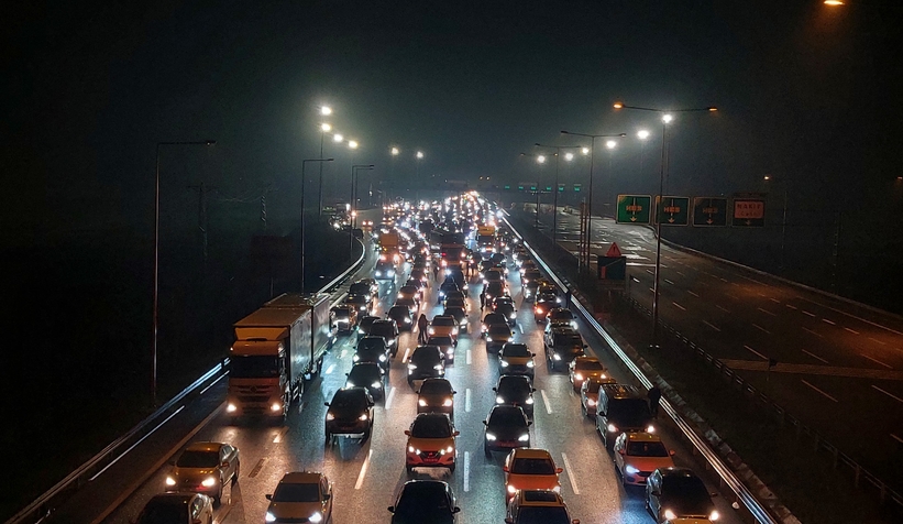 tatilciler-sakarya-gecisinde-kilometrelerce-arac-kuyrugu-olusturdury9bwhrjmn